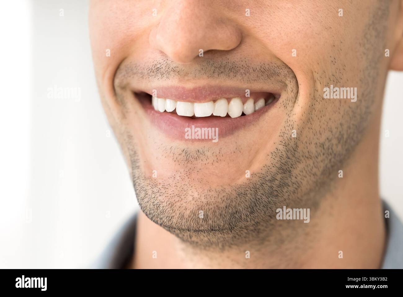 Parte inferiore bel giovane uomo faccia con sano sorriso toothy Foto Stock