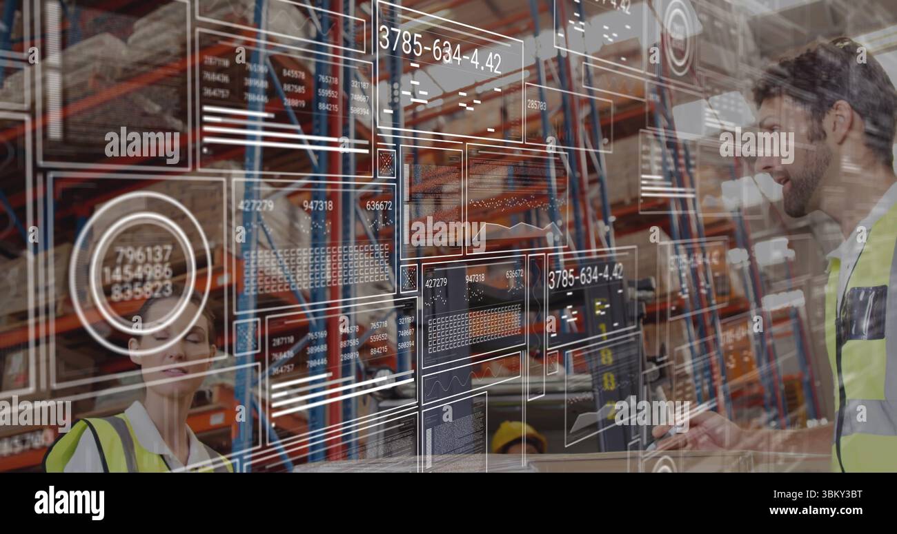 Responsabile operativo del gilet che interagisce con il terminale del magazzino, pannelli olografici, spazio di copia Foto Stock