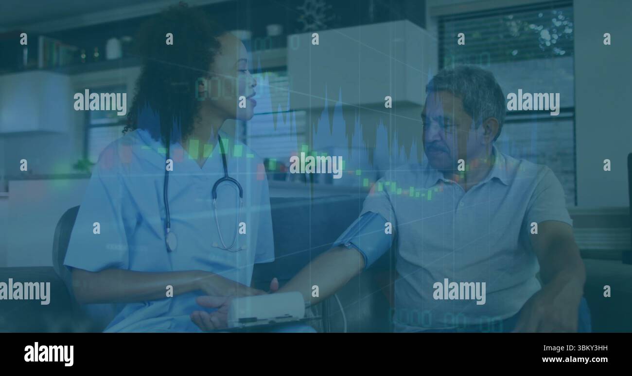 Misurazione dell'infermiere in scrub controllo della pressione sanguigna del paziente sul lettino a casa, utilizzando bracciale e monitor Foto Stock