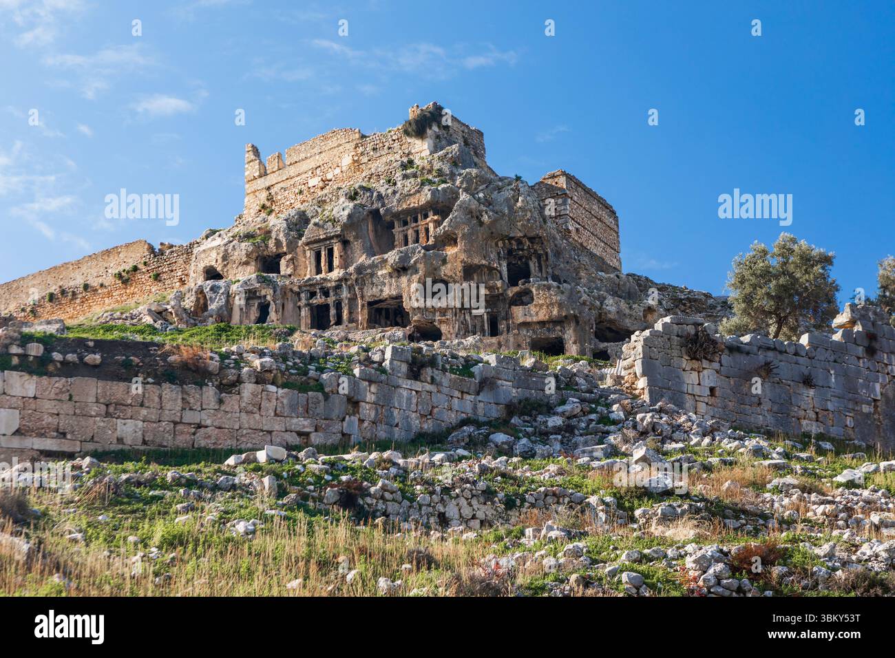 Acropoli, scolpita nelle tombe rupestri dell'antica città greca di Tlos in Licia, situata sulla via Licia, famoso sito storico e archeologico. Luogo popolare per Foto Stock