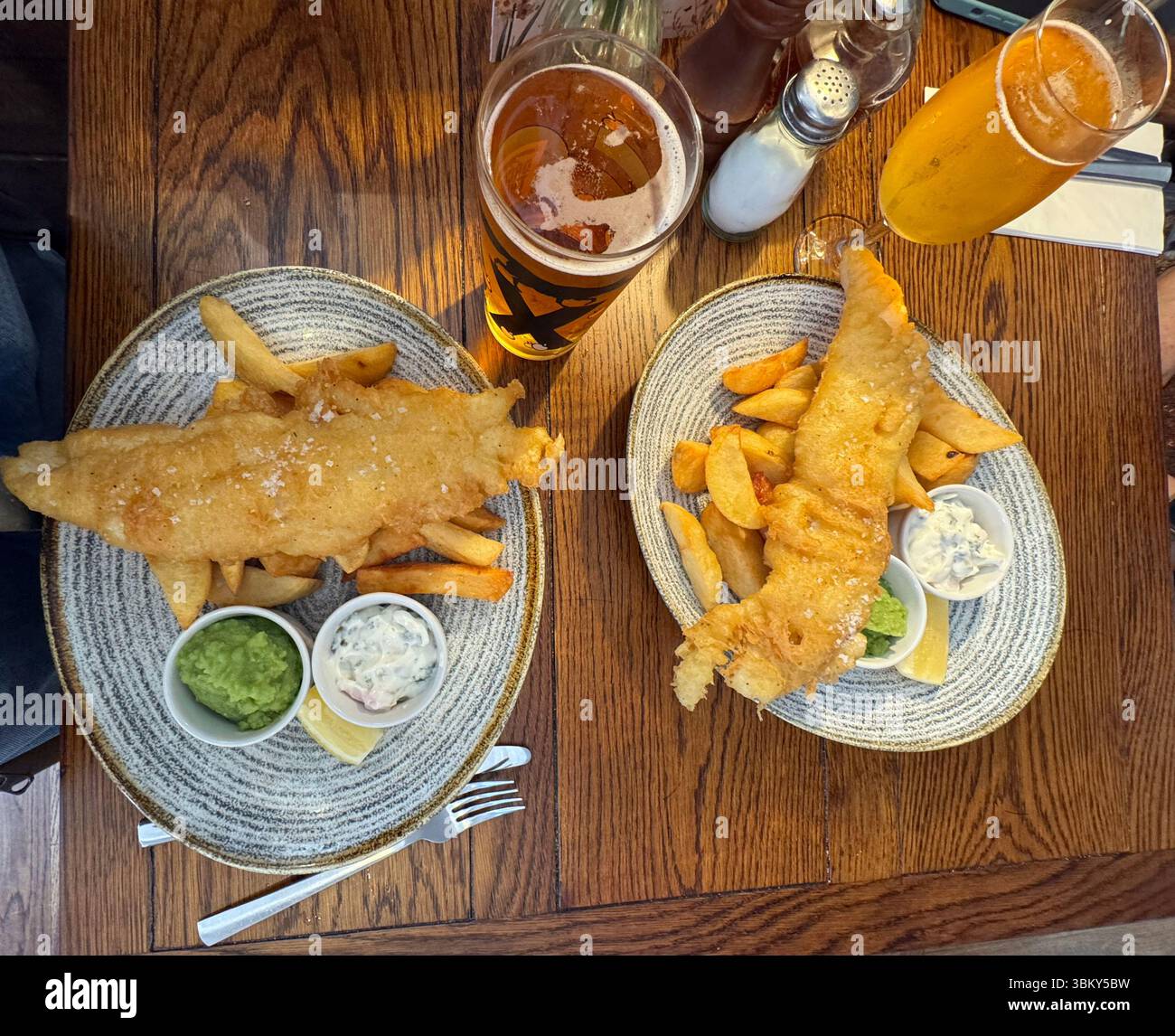 Fish and chips, con funghi piselli nel pub dell'hotel County a Lytham St Annes, Lancashire, Inghilterra, Regno Unito Foto Stock