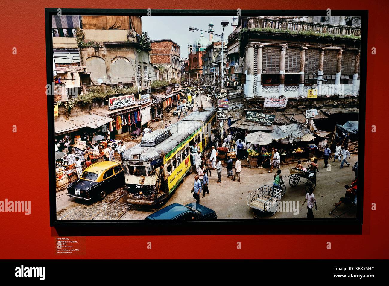 Wetzlar,Assia, Deutschland 14.04.2025 MIT der foto Ausstellung 'Die Magie der Straße' feiert im Rahmen des Jubiläumsjahres 2025, das unter dem motto „100 Jahre Leica i steht, präsentiert das Ernst Leitz Museum über 100 Motive weltberühmter Fotografen der Stilrichtung Street Photography ( Strassenfotografie ) aus dem Leica Archiv. Hier eine Aufnahme von Steve McCurry. Foto: Norbert Schmidt Foto Stock
