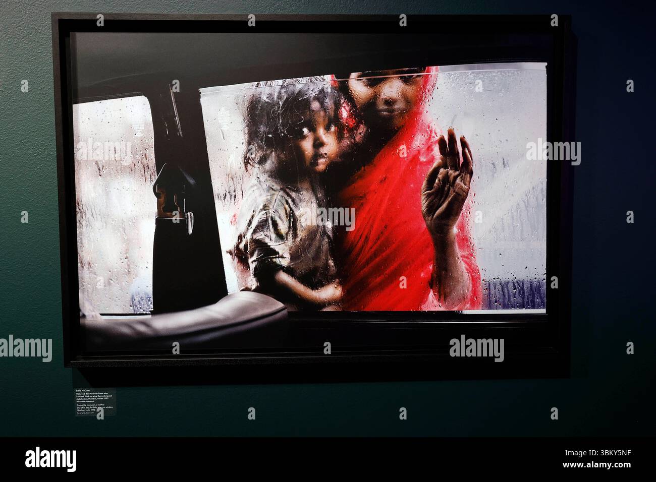 Wetzlar,Assia, Deutschland 14.04.2025 MIT der foto Ausstellung 'Die Magie der Straße' feiert im Rahmen des Jubiläumsjahres 2025, das unter dem motto „100 Jahre Leica i steht, präsentiert das Ernst Leitz Museum über 100 Motive weltberühmter Fotografen der Stilrichtung Street Photography ( Strassenfotografie ) aus dem Leica Archiv. Hier eine Aufnahme von Steve McCurry. Foto: Norbert Schmidt Foto Stock