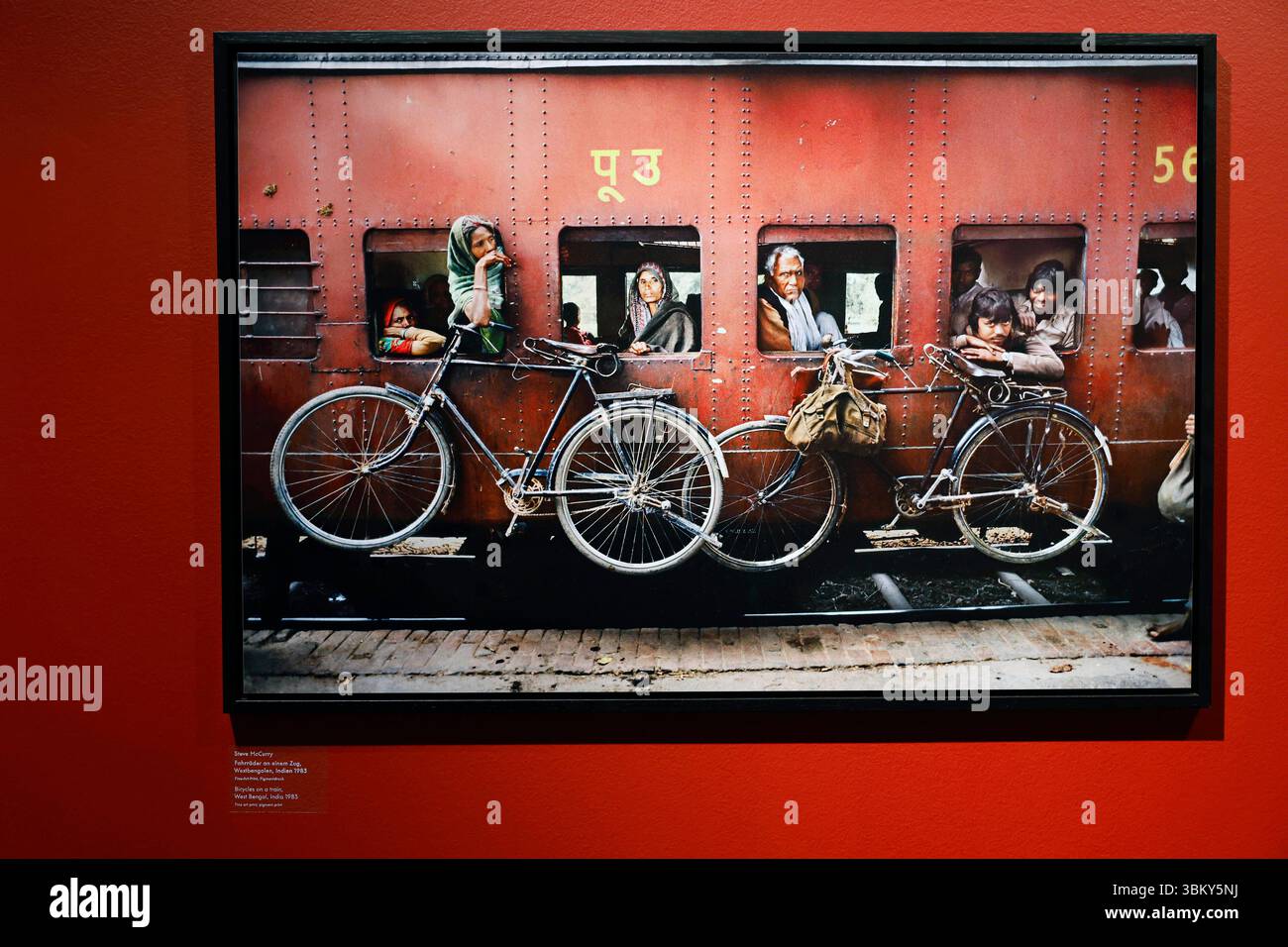 Wetzlar,Assia, Deutschland 14.04.2025 MIT der foto Ausstellung 'Die Magie der Straße' feiert im Rahmen des Jubiläumsjahres 2025, das unter dem motto „100 Jahre Leica i steht, präsentiert das Ernst Leitz Museum über 100 Motive weltberühmter Fotografen der Stilrichtung Street Photography ( Strassenfotografie ) aus dem Leica Archiv. Hier eine Aufnahme von Steve McCurry. Foto: Norbert Schmidt Foto Stock