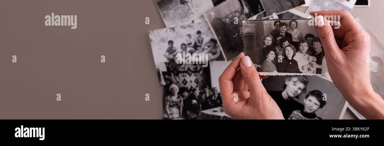 BAKU, AZERBAIGIAN - 18 giugno 2024. Stampe di foto vintage vintage antiche in bianco e nero retrò. Ricordi e nostalgia Foto Stock