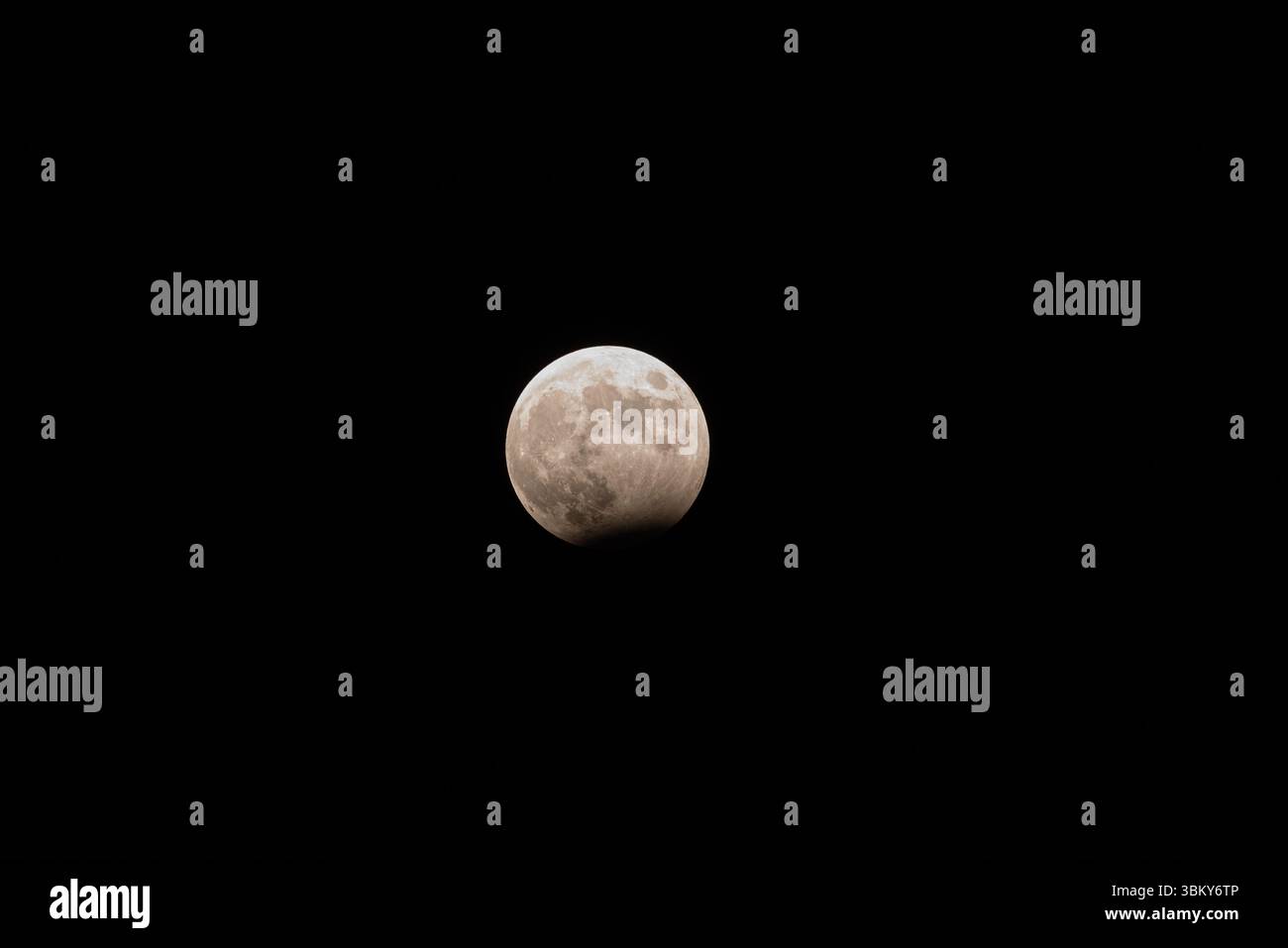 Immergiti nel balletto cosmico mentre un'eclissi lunare vaga la luna piena, svelando meraviglie cosmiche in mezzo al vuoto, un'ipnotica danza di luce a. Foto Stock