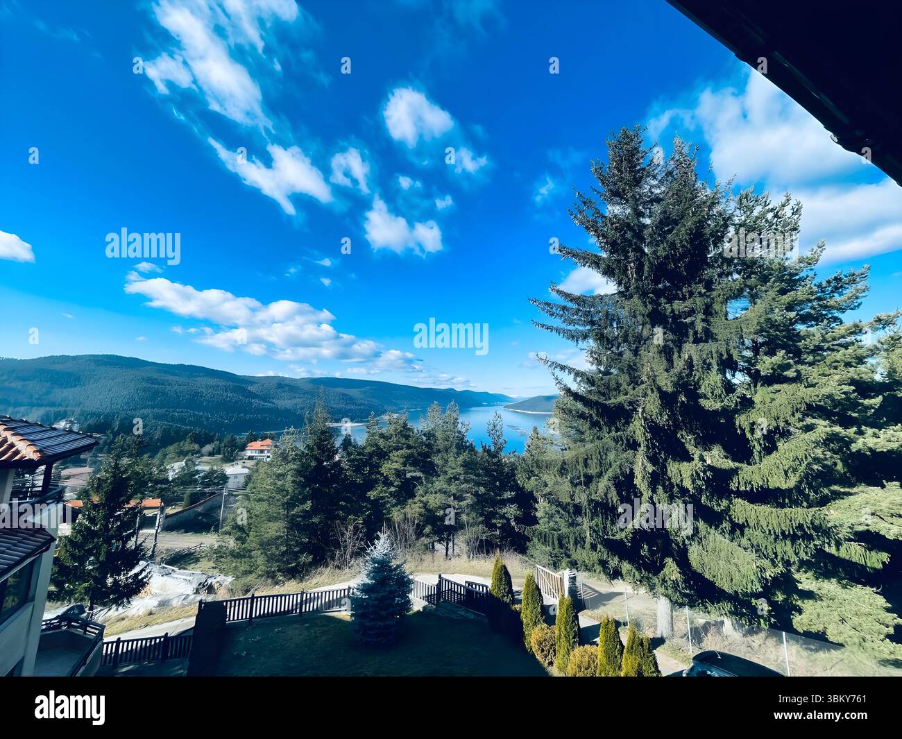 Vista mozzafiato diurna del bacino idrico Dospat nei monti Rodopi, Bulgaria. Un pittoresco paesaggio naturale nel cuore dei Balcani. - Immagine stock catturata con smartphone
