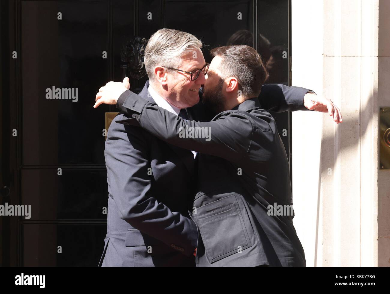 Londra, Regno Unito, 23 giugno 2025. Volodymyr Zelensky, primo ministro ucraino, è stato accolto calorosamente al numero 10 di Downing Street dal primo ministro britannico Keir Starmer, per discutere del sostegno continuo della Gran Bretagna al paese della città di guerra, in vista del vertice NATO. Credito : Monica Wells/Alamy Live News Foto Stock