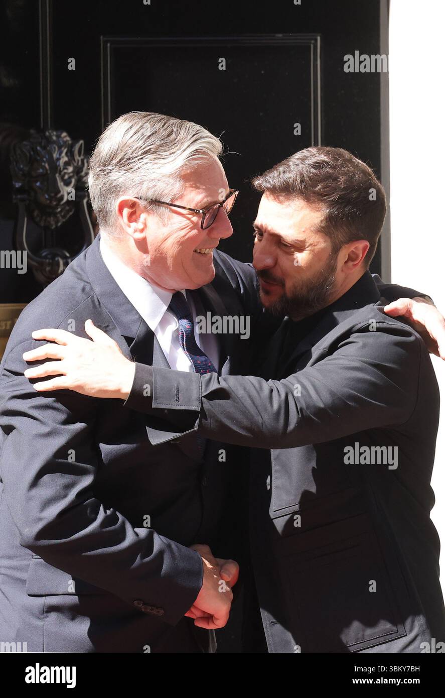 Londra, Regno Unito, 23 giugno 2025. Volodymyr Zelensky, primo ministro ucraino, è stato accolto calorosamente al numero 10 di Downing Street dal primo ministro britannico Keir Starmer, per discutere del sostegno continuo della Gran Bretagna al paese della città di guerra, in vista del vertice NATO. Credito : Monica Wells/Alamy Live News Foto Stock
