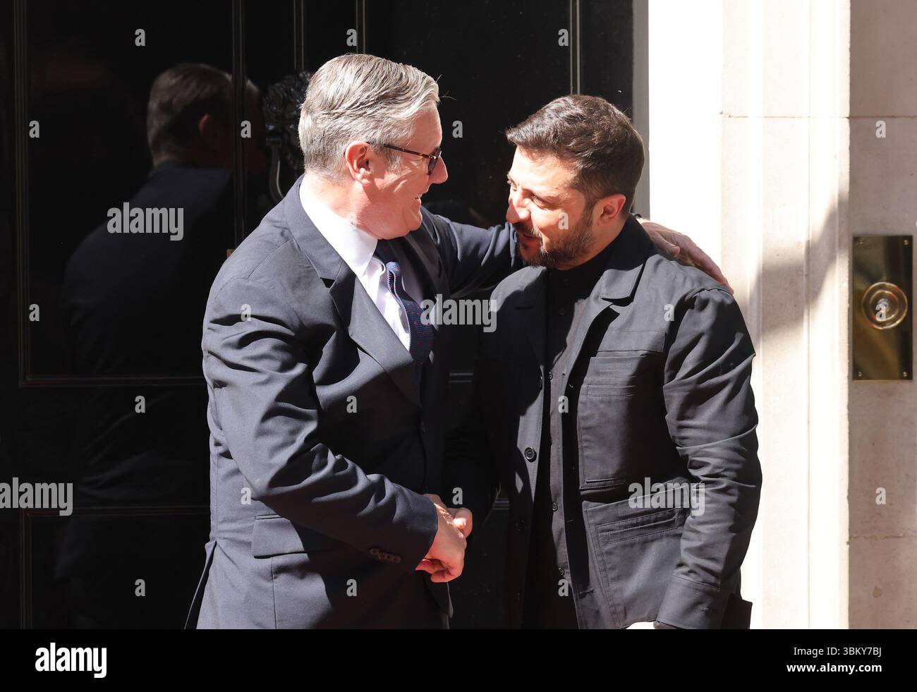 Londra, Regno Unito, 23 giugno 2025. Volodymyr Zelensky, primo ministro ucraino, è stato accolto calorosamente al numero 10 di Downing Street dal primo ministro britannico Keir Starmer, per discutere del sostegno continuo della Gran Bretagna al paese della città di guerra, in vista del vertice NATO. Credito : Monica Wells/Alamy Live News Foto Stock