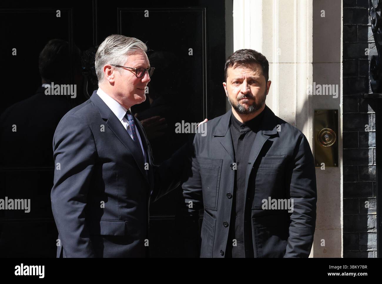 Londra, Regno Unito, 23 giugno 2025. Volodymyr Zelensky, primo ministro ucraino, è stato accolto calorosamente al numero 10 di Downing Street dal primo ministro britannico Keir Starmer, per discutere del sostegno continuo della Gran Bretagna al paese della città di guerra, in vista del vertice NATO. Credito : Monica Wells/Alamy Live News Foto Stock