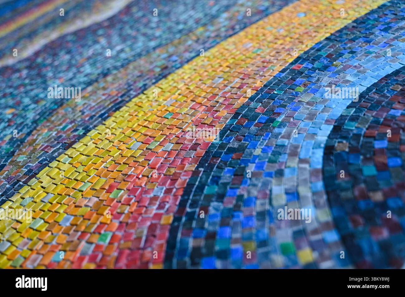 Non esclusivo: Restaurato da 500.000 pezzi di smalto, il mosaico dello spazio informativo di Bohdan Soika torna alla ex casa editrice Vilna Ukraina bui Foto Stock