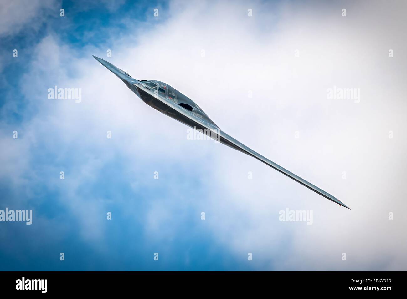 Un aereo stealth B-2 Spirit vola sopra la testa durante lo Speed of Sound Airshow al Rosecrans Memorial Airport di St. Joseph, Missouri, il 2 maggio 2020. (USA) Foto Stock