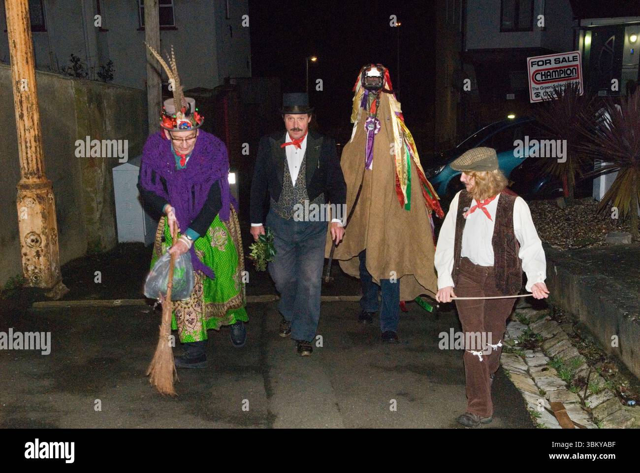 Hoodeners una tradizione folcloristica inglese. Sandgate, Kent. Hoodening una tradizione natalizia tipica dell'isola di Thanet nel Kent. Gli Hoodener visitano una varietà di pub a Sandgate, la figura del cavallo hobby era tradizionalmente accompagnata da una Mollie, una figura uomo-donna, che aveva superato il suo primo posto, e che attraversa il percorso con una tradizionale scopa besom. Il Waggoner e il ragazzo in un berretto piatto. Sandgate, Kent, Inghilterra 21 dicembre 2012 UK 2010s HOMER SYKES Foto Stock