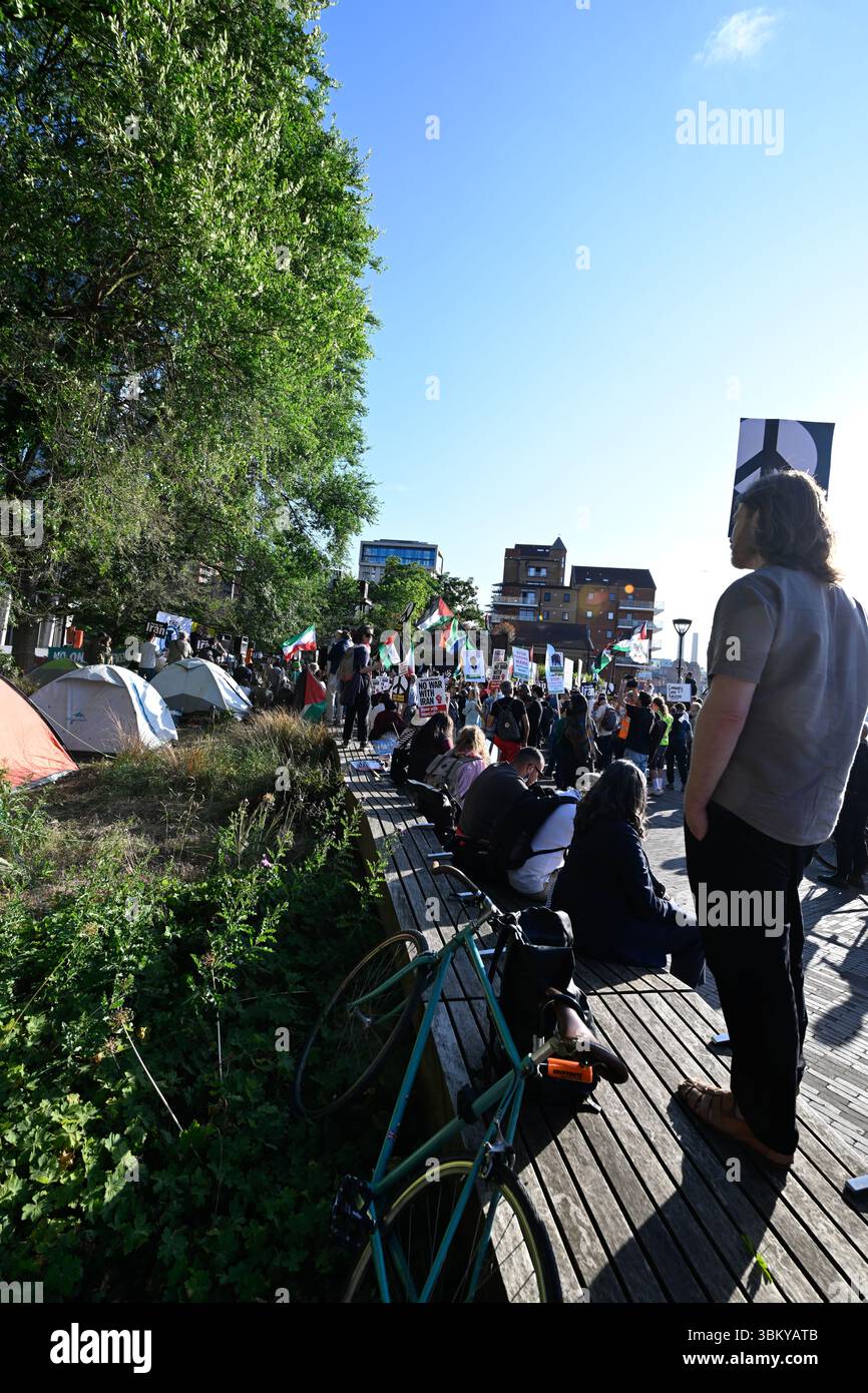 Londra, Regno Unito. 23 giugno 2025. Stop the War Coalition ha organizzato una dimostrazione di fronte all'ambasciata statunitense che deplorava i bombardamenti degli Stati Uniti d'Iran Credit: Monkey Butler Images/Alamy Live News Foto Stock