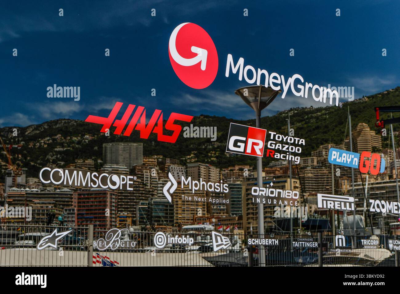 Monaco, 22 maggio 2025. Formula 1 Tag Heuer Grand Prix de Monaco 2025. Nella foto: Porto di Monaco riflesso in una finestra di MoneyGram Haas F1 Team Motorhome © Piotr Zajac/Alamy Live News Foto Stock