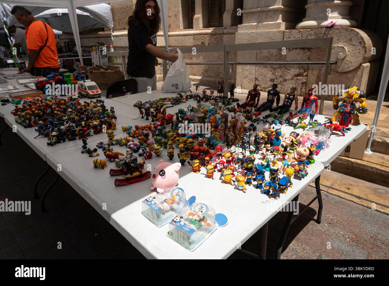 Valencia Stickers Little Market celebra ogni domenica vicino al mercato centrale, alla città di Valencia, alla Ciutat Vella, alla Comunità Valenciana, alla Spagna Foto Stock