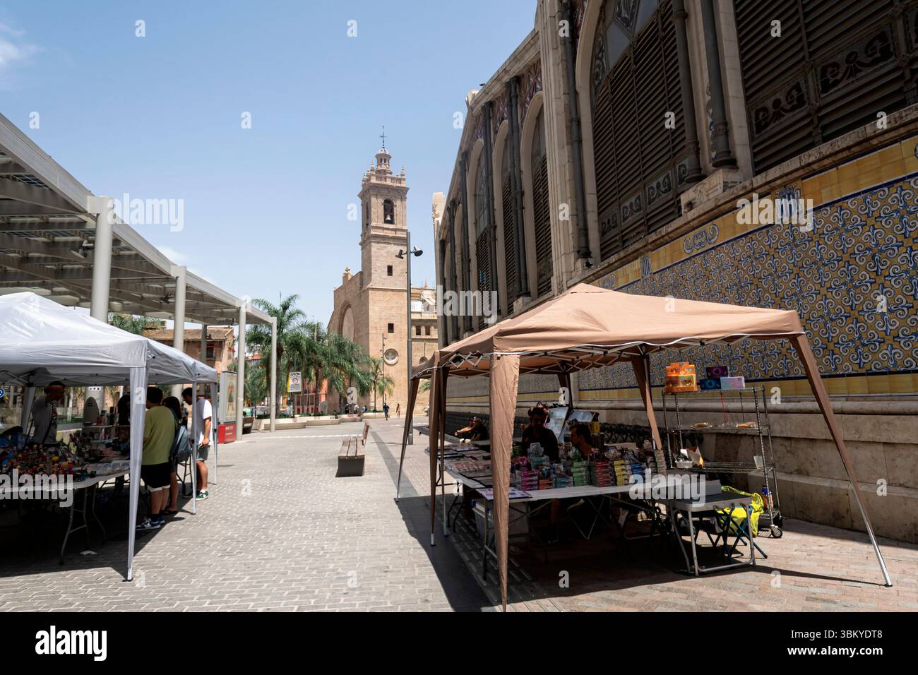 Valencia Stickers Little Market celebra ogni domenica vicino al mercato centrale, alla città di Valencia, alla Ciutat Vella, alla Comunità Valenciana, alla Spagna Foto Stock