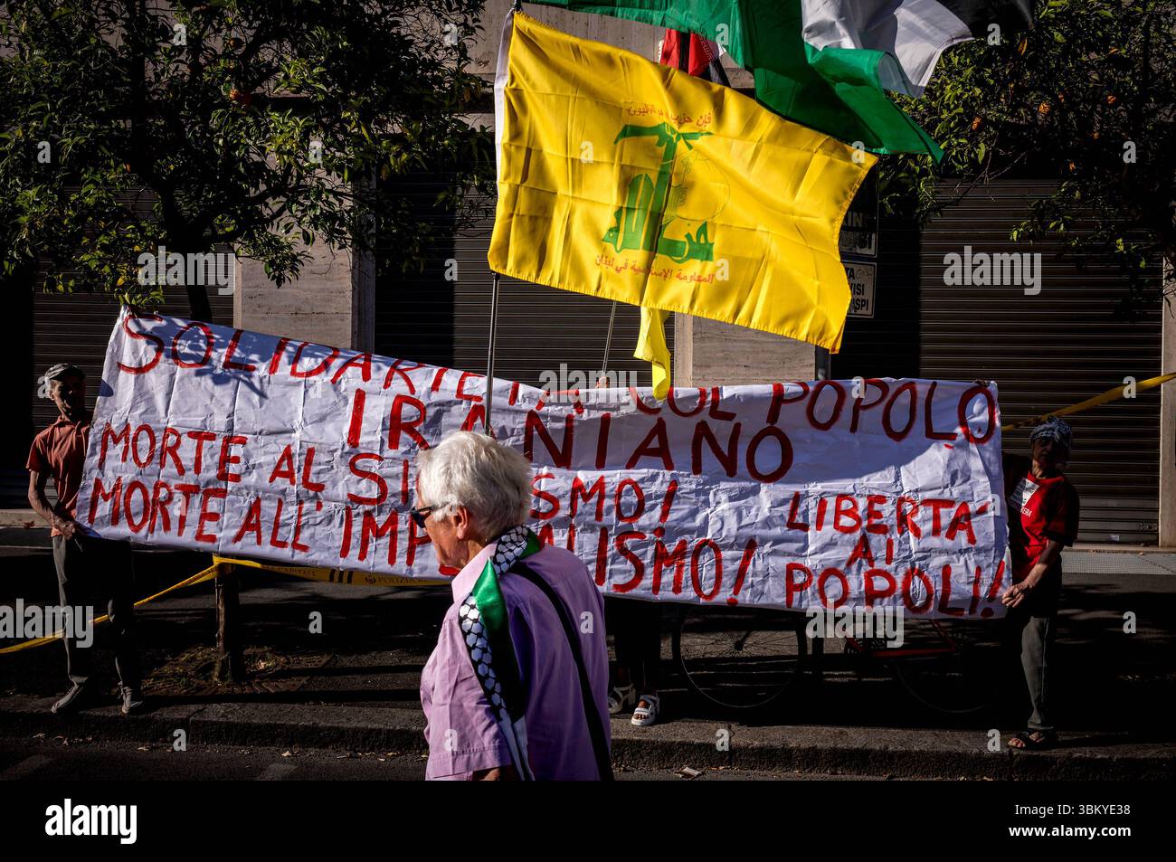 Dimostrazione fine della guerra in Medio Oriente ROMA, ITALIA - 23 GIUGNO: Una manifestazione con bandiera Hezbollah, durante la manifestazione nei pressi dell'Ambasciata degli Stati Uniti dopo gli attacchi statunitensi all'Iran per chiedere la fine della guerra in Medio Oriente il 23 giugno 2025 a Roma, Italia. Roma Italia Copyright: XStefanoxMontesix Foto Stock