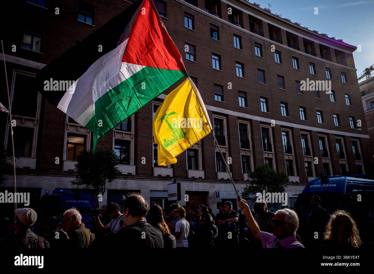 Dimostrazione fine della guerra in Medio Oriente ROMA, ITALIA - 23 GIUGNO: Una manifestazione con la bandiera di Hezbollah e la bandiera della Palestina, durante la manifestazione nei pressi dell'ambasciata degli Stati Uniti dopo gli attacchi statunitensi all'Iran per chiedere la fine della guerra in Medio Oriente il 23 giugno 2025 a Roma, Italia. Roma Italia Copyright: XStefanoxMontesix Foto Stock