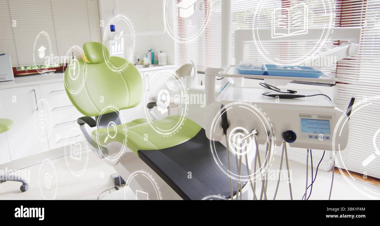 Mostra la sedia dentale verde che occupa il centro della sala di trattamento, con unità di somministrazione e vassoio per strumenti Foto Stock