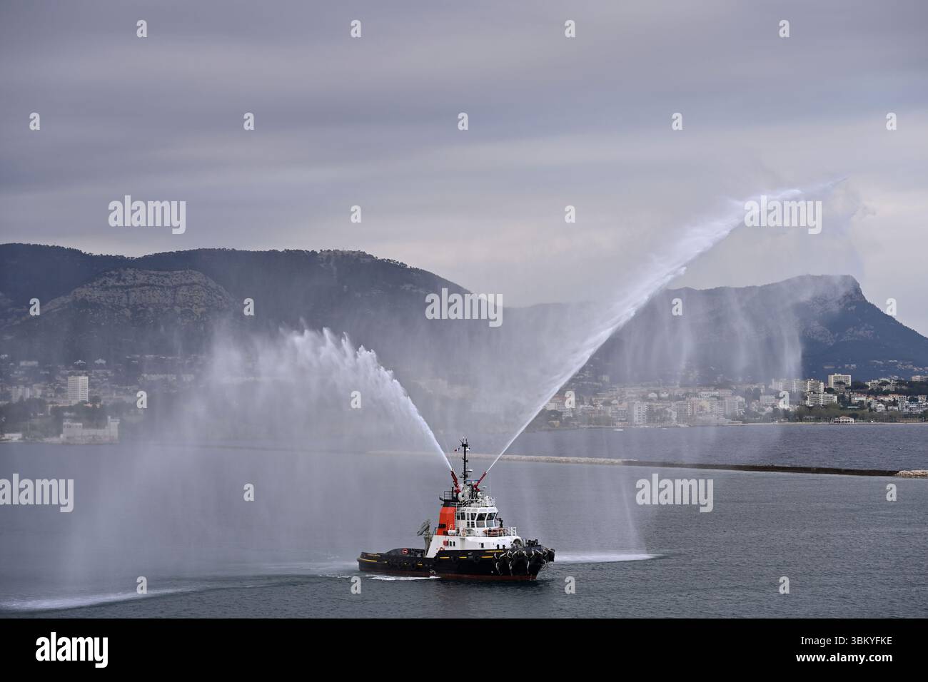 Rimorchiatore Chambon Mistral IMO 9161912 che fa un saluto per cannoni d'acqua con le sue manichette antincendio la Seyne-sur-Mer, Francia aprile Foto Stock