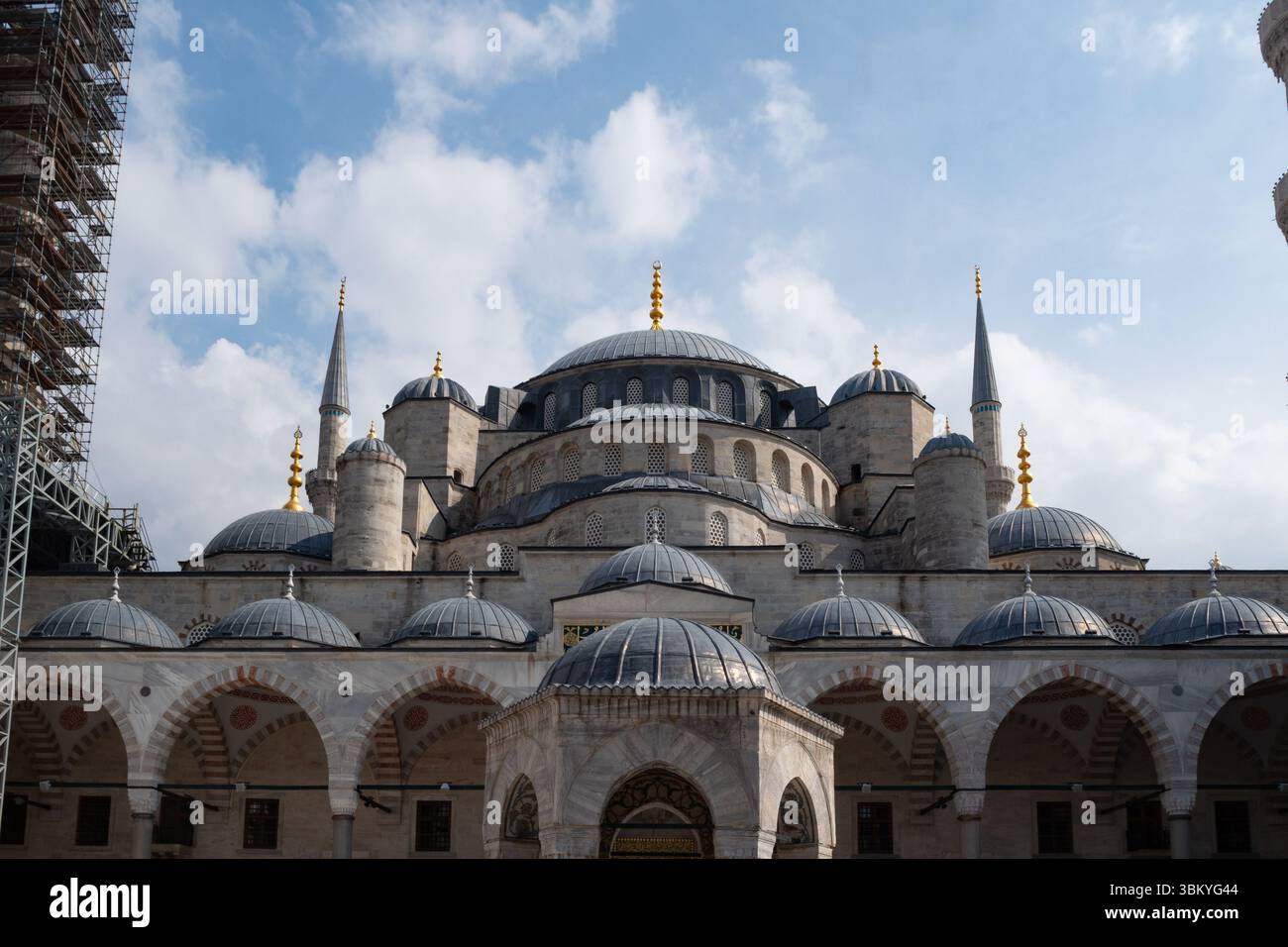 La Moschea Blu di Istanbul, in Turchia, è in fase di ristrutturazione, come dimostrano le impalcature su uno dei suoi minareti. La moschea, conosciuta per la sua splendida architettura e il suo significato storico, viene conservata per le generazioni future. Foto Stock