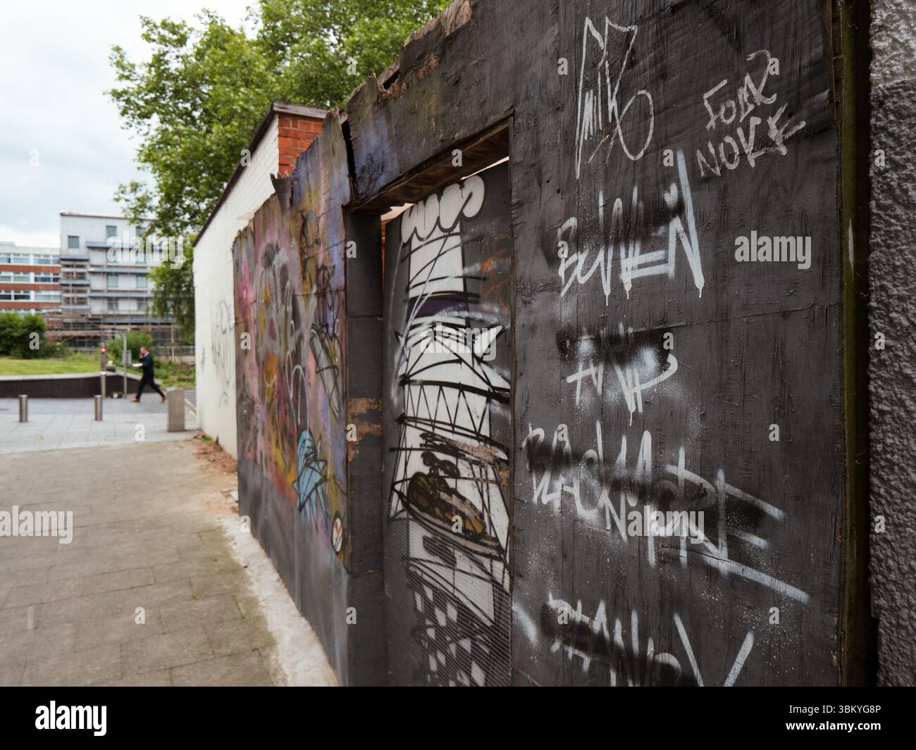 Graffiti Tags on Wall at Chatham Place, Reading, Berkshire, Regno Unito Foto Stock