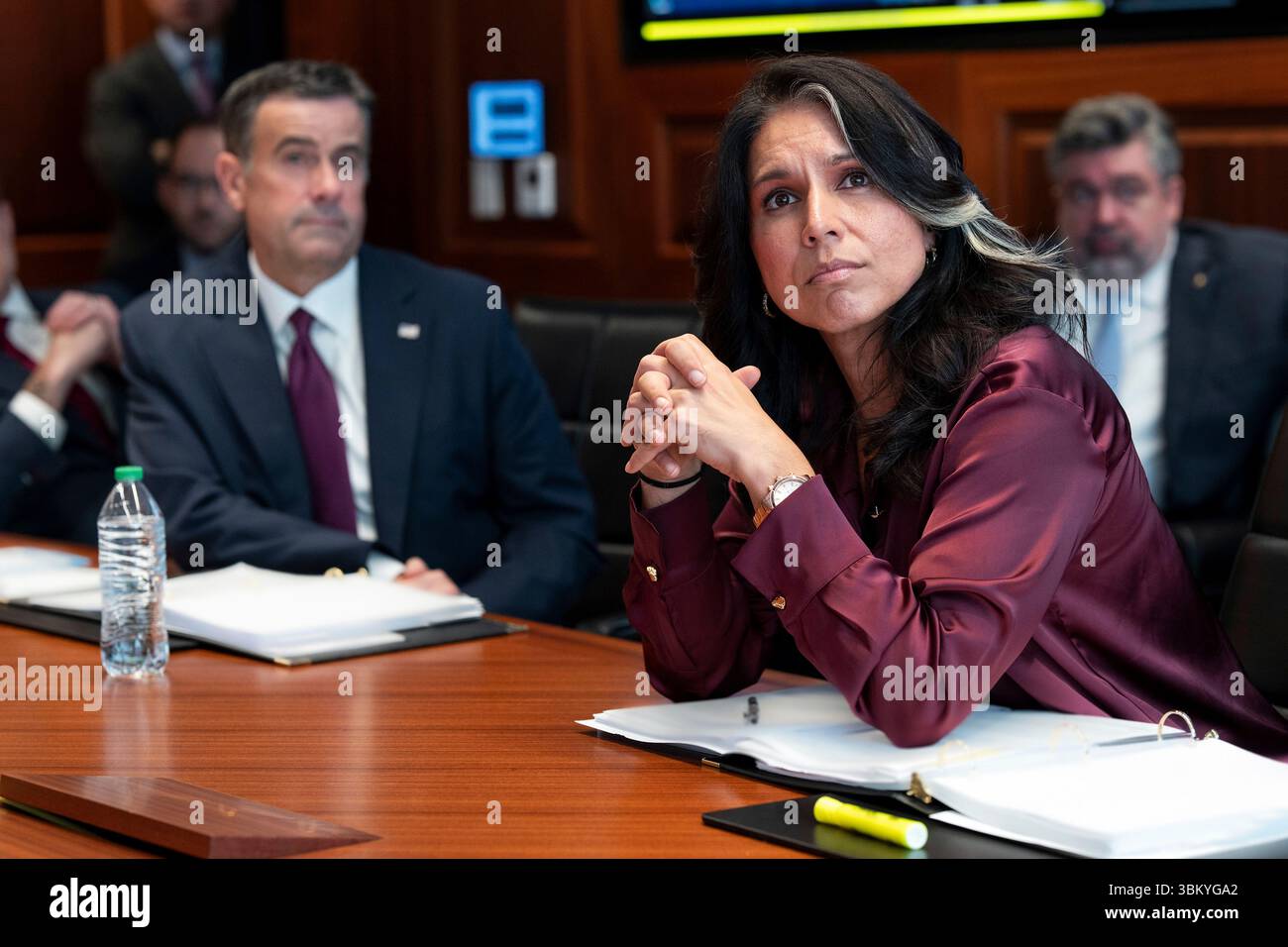 Washington, Stati Uniti d'America. 21 giugno 2025. Il direttore della CIA John Rattcliffe, a sinistra, e il direttore dell'intelligence nazionale Tulsi Gabbard monitorano l'operazione Midnight Hammer dalla Situation Room della Casa Bianca, 21 giugno 2025 a Washington, D.C. Trump ha dato il via libera agli bombardieri stealth B-2 della US Air Force per lanciare bombe bunker Buster su tre siti di arricchimento nucleare iraniano. Credito: Daniel Torok/White House Photo/Alamy Live News Foto Stock