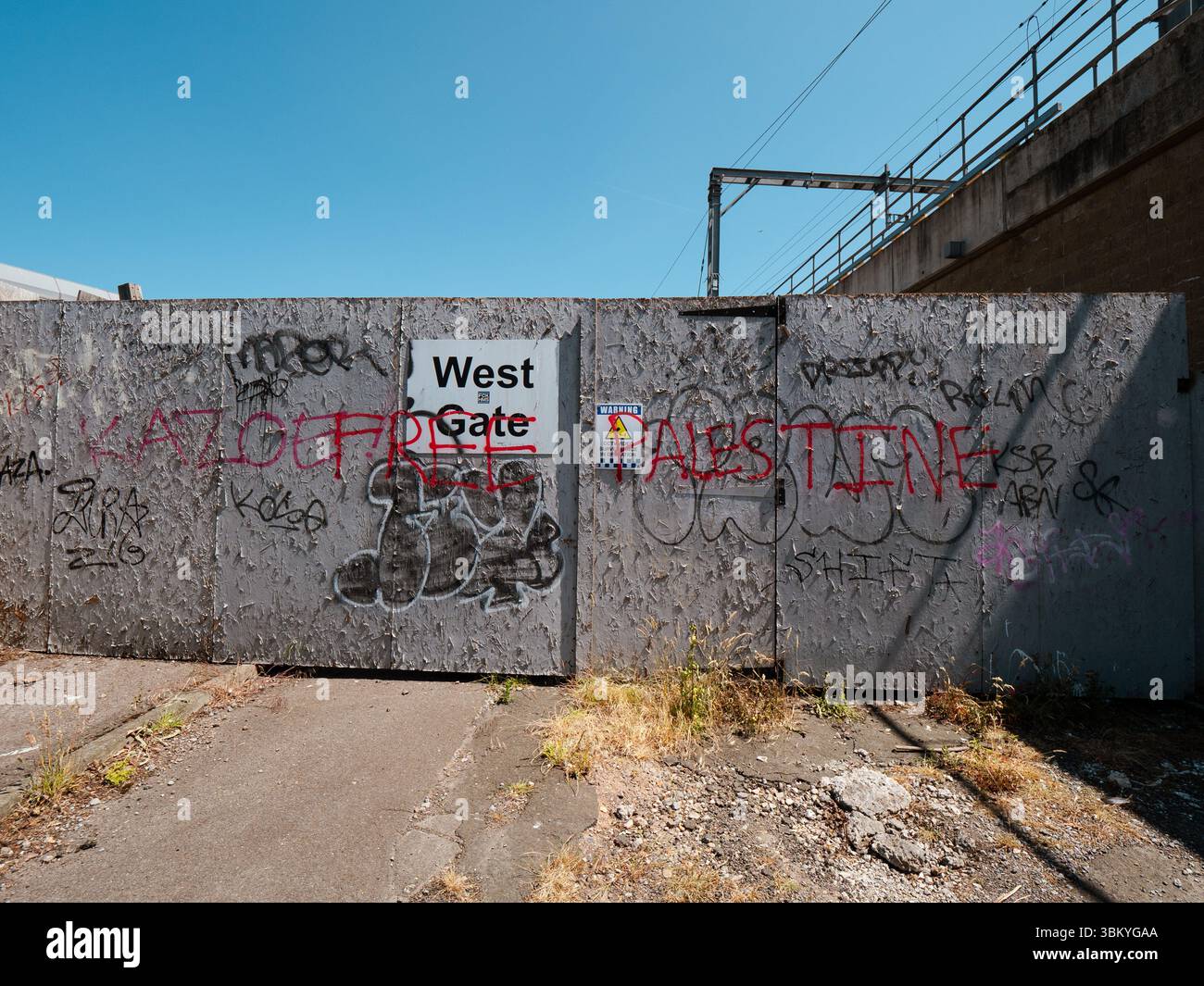 Weathered Wall with Political Graffiti e Urban Decay in Caversham Road, Reading Foto Stock