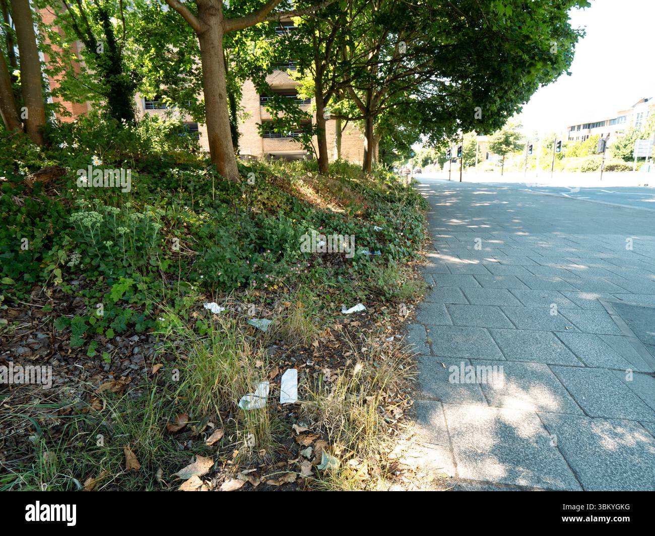 Rifiuti fuori dall'edificio del quartiere del Tamigi, Reading, Regno Unito Foto Stock