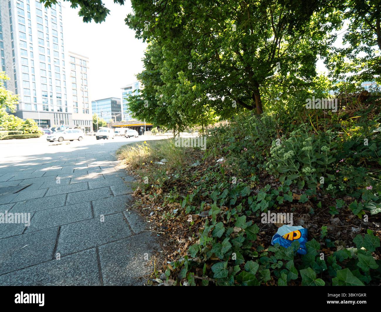 Rifiuti fuori dall'edificio del quartiere del Tamigi, Reading, Regno Unito Foto Stock