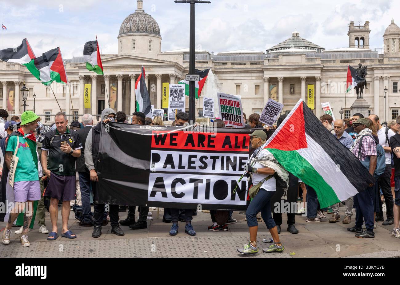 Londra, Regno Unito. 23 giugno 2025. Dimostrazione di azione in Palestina. La polizia arresta Trafalgar Square dopo che i membri della Palestina hanno organizzato una protesta. Il Ministro degli interni, Yvette Cooper, ha annunciato che saranno banditi come organizzazione terroristica. Crediti: Karl Black/Alamy Live News Foto Stock