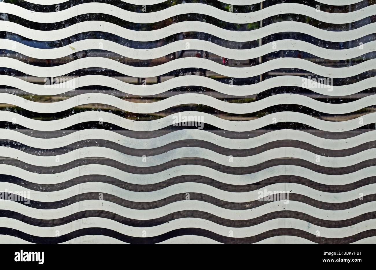 Linee ondulate stampate su vetro, dettaglio della fermata dell'autobus, Rio de Janeiro, Brasile Foto Stock