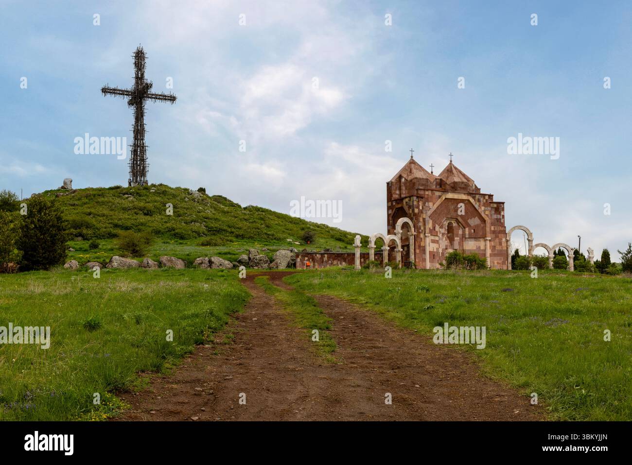 Le gigantesche lettere in pietra che celebrano la scrittura unica della nazione si stagliano sullo sfondo drammatico del Monte Aragats presso il Monumento all'alfabeto armeno. Foto Stock