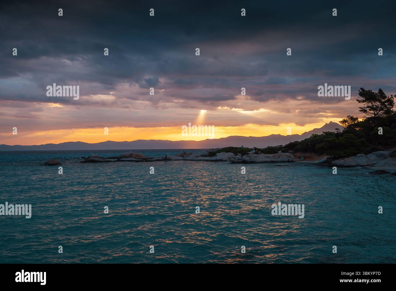 Kavourotripes, spiaggia selvaggia e paradisiaca con rocce e acque turchesi, Calcidica, Grecia Foto Stock