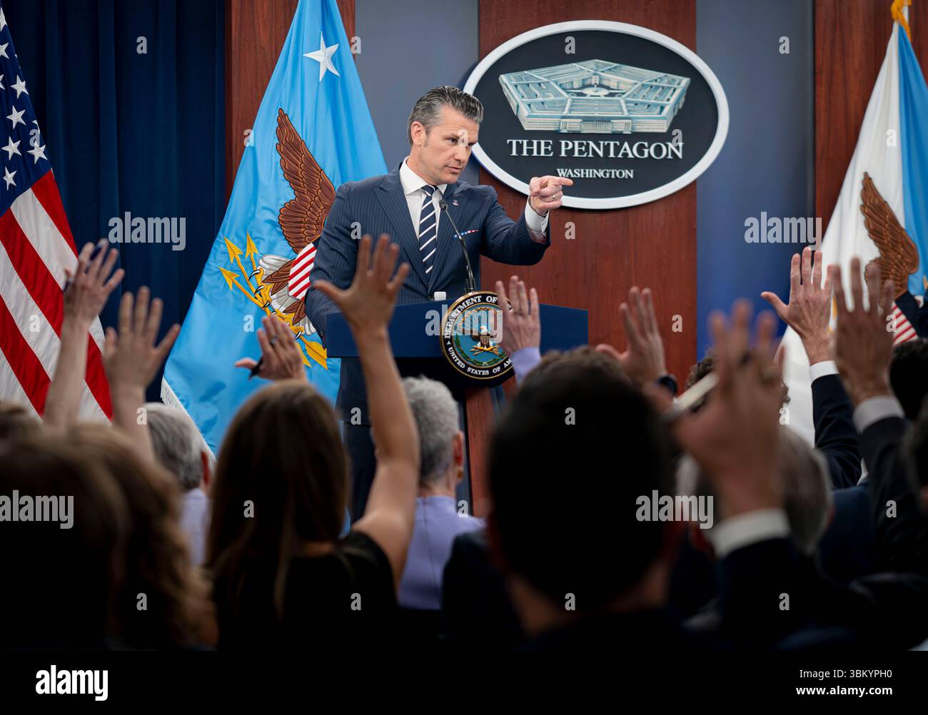 Washington, Stati Uniti d'America. 22 giugno 2025. Washington, Stati Uniti d'America. 22 giugno 2025. Il segretario alla difesa degli Stati Uniti Pete Hegseth, risponde a una domanda dei giornalisti durante una conferenza stampa sull'operazione Midnight Hammer al Pentagono, 22 giugno 2025 a Washington, il presidente Trump ha autorizzato i bombardieri stealth B-2 dell'aeronautica statunitense a lanciare bombe bunker Buster su tre siti di arricchimento nucleare iraniano. Credito: Benjamin Applebaum/Dipartimento della difesa/Alamy Live News Foto Stock