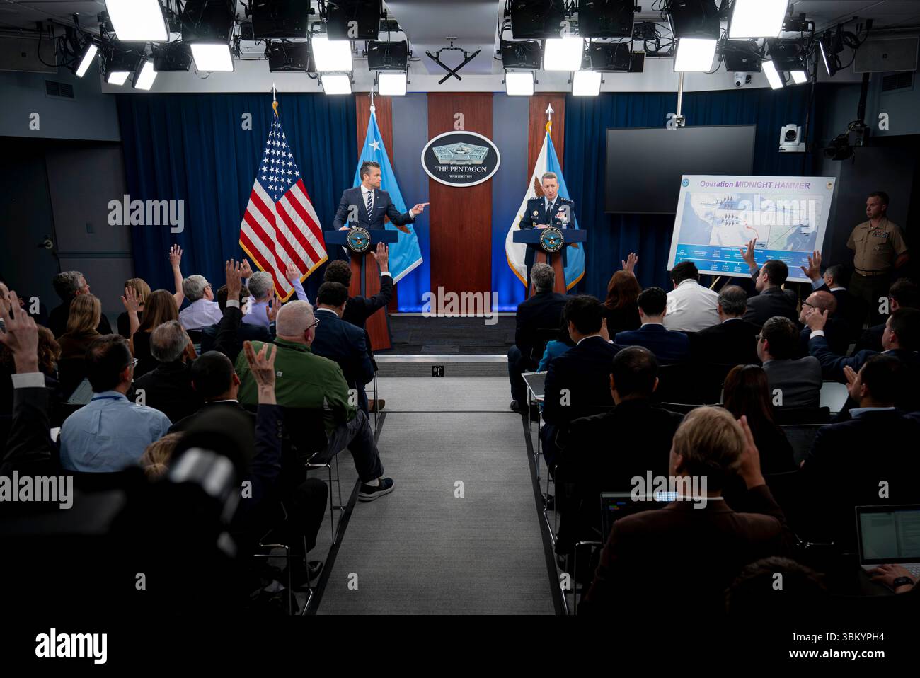 Washington, Stati Uniti d'America. 22 giugno 2025. Washington, Stati Uniti d'America. 22 giugno 2025. Il segretario alla difesa Pete Hegseth, a sinistra, indica al presidente del Joint Chiefs Gen. Dan Caine, per rispondere a una domanda durante una conferenza stampa sull'operazione Midnight Hammer al Pentagono, 22 giugno 2025 a Washington, il presidente Trump ha autorizzato i bombardieri stealth B-2 dell'USAF a lanciare bombe bunker Buster su tre siti di arricchimento nucleare iraniano. Credito: Benjamin Applebaum/Dipartimento della difesa/Alamy Live News Foto Stock