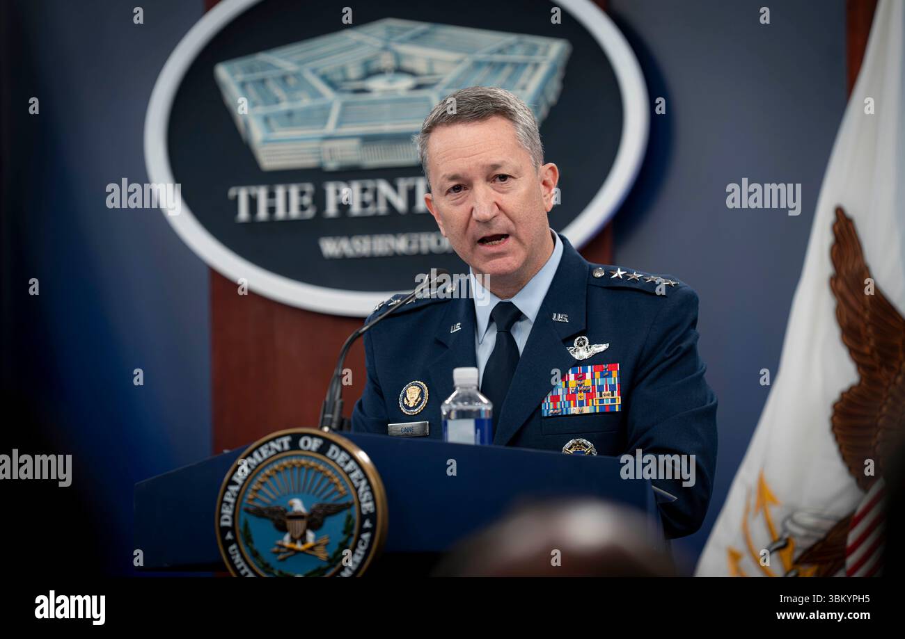 Washington, Stati Uniti d'America. 22 giugno 2025. Washington, Stati Uniti d'America. 22 giugno 2025. Il presidente del Joint Chiefs, generale Dan Caine, risponde a una domanda durante una conferenza stampa sull'operazione Midnight Hammer al Pentagono, 22 giugno 2025 a Washington, il presidente Trump ha autorizzato i bombardieri stealth B-2 della US Air Force a lanciare bombe bunker Buster su tre siti di arricchimento nucleare iraniani. Credito: Benjamin Applebaum/Dipartimento della difesa/Alamy Live News Foto Stock