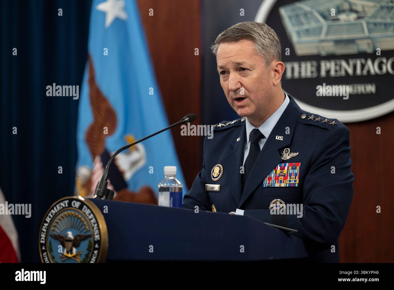 Washington, Stati Uniti d'America. 22 giugno 2025. Washington, Stati Uniti d'America. 22 giugno 2025. Il presidente del Joint Chiefs, generale Dan Caine, risponde a una domanda durante una conferenza stampa sull'operazione Midnight Hammer al Pentagono, 22 giugno 2025 a Washington, il presidente Trump ha autorizzato i bombardieri stealth B-2 della US Air Force a lanciare bombe bunker Buster su tre siti di arricchimento nucleare iraniani. Crediti: PO1 Alexander Kubitza/Dipartimento della difesa/Alamy Live News Foto Stock