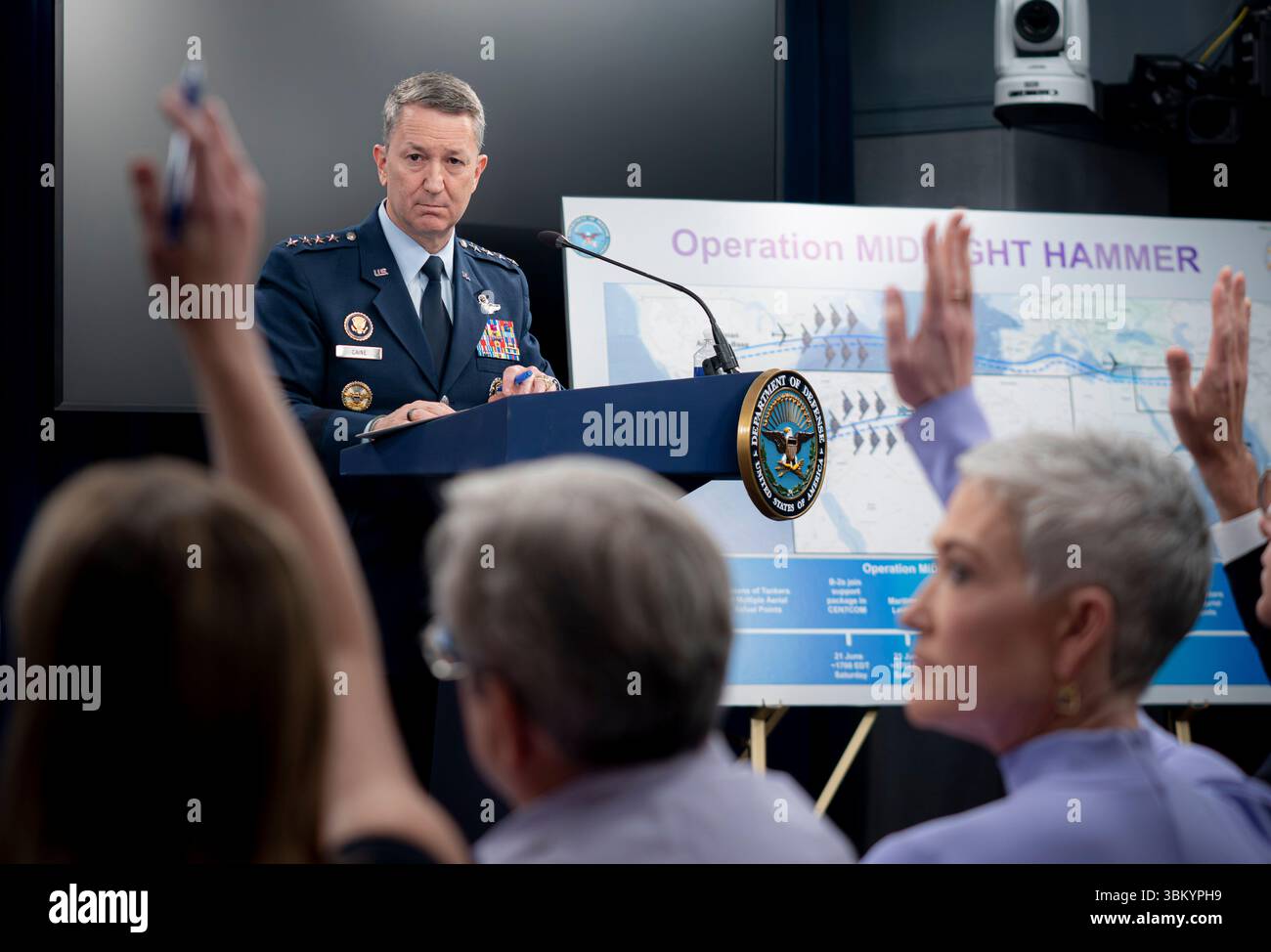 Washington, Stati Uniti d'America. 22 giugno 2025. Washington, Stati Uniti d'America. 22 giugno 2025. Il presidente del Joint Chiefs, generale Dan Caine, ascolta una domanda durante una conferenza stampa sull'operazione Midnight Hammer al Pentagono, 22 giugno 2025 a Washington, il presidente Trump ha autorizzato i bombardieri stealth B-2 dell'aeronautica statunitense a lanciare bombe bunker Buster su tre siti di arricchimento nucleare iraniani. Credito: Benjamin Applebaum/Dipartimento della difesa/Alamy Live News Foto Stock