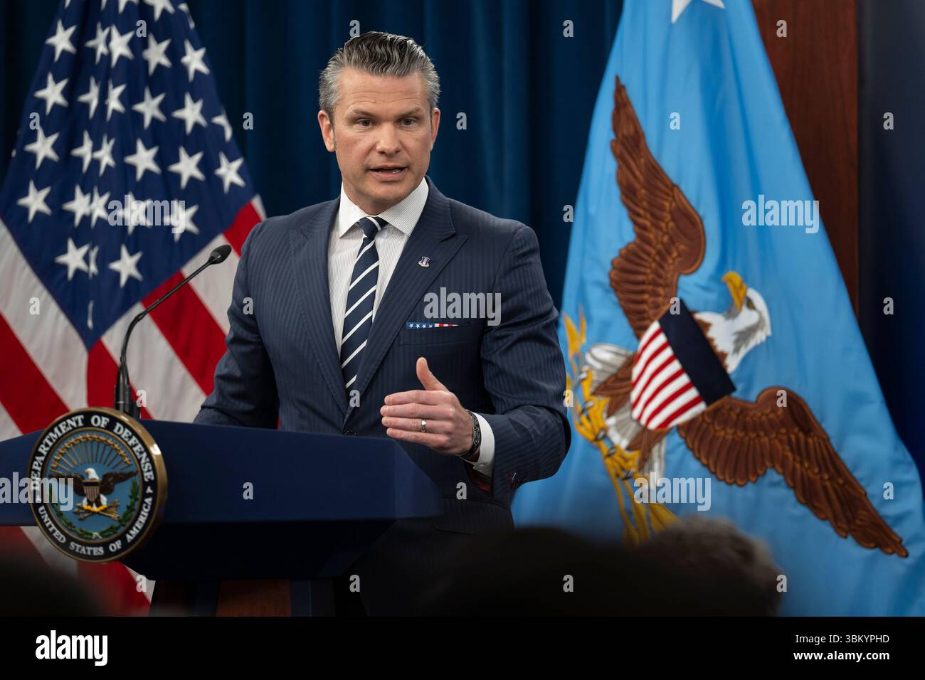Washington, Stati Uniti d'America. 22 giugno 2025. Washington, Stati Uniti d'America. 22 giugno 2025. Il segretario alla difesa degli Stati Uniti Pete Hegseth, risponde a una domanda dei giornalisti durante una conferenza stampa sull'operazione Midnight Hammer al Pentagono, 22 giugno 2025 a Washington, il presidente Trump ha autorizzato i bombardieri stealth B-2 dell'aeronautica statunitense a lanciare bombe bunker Buster su tre siti di arricchimento nucleare iraniani. Crediti: PO1 Alexander Kubitza/Dipartimento della difesa/Alamy Live News Foto Stock