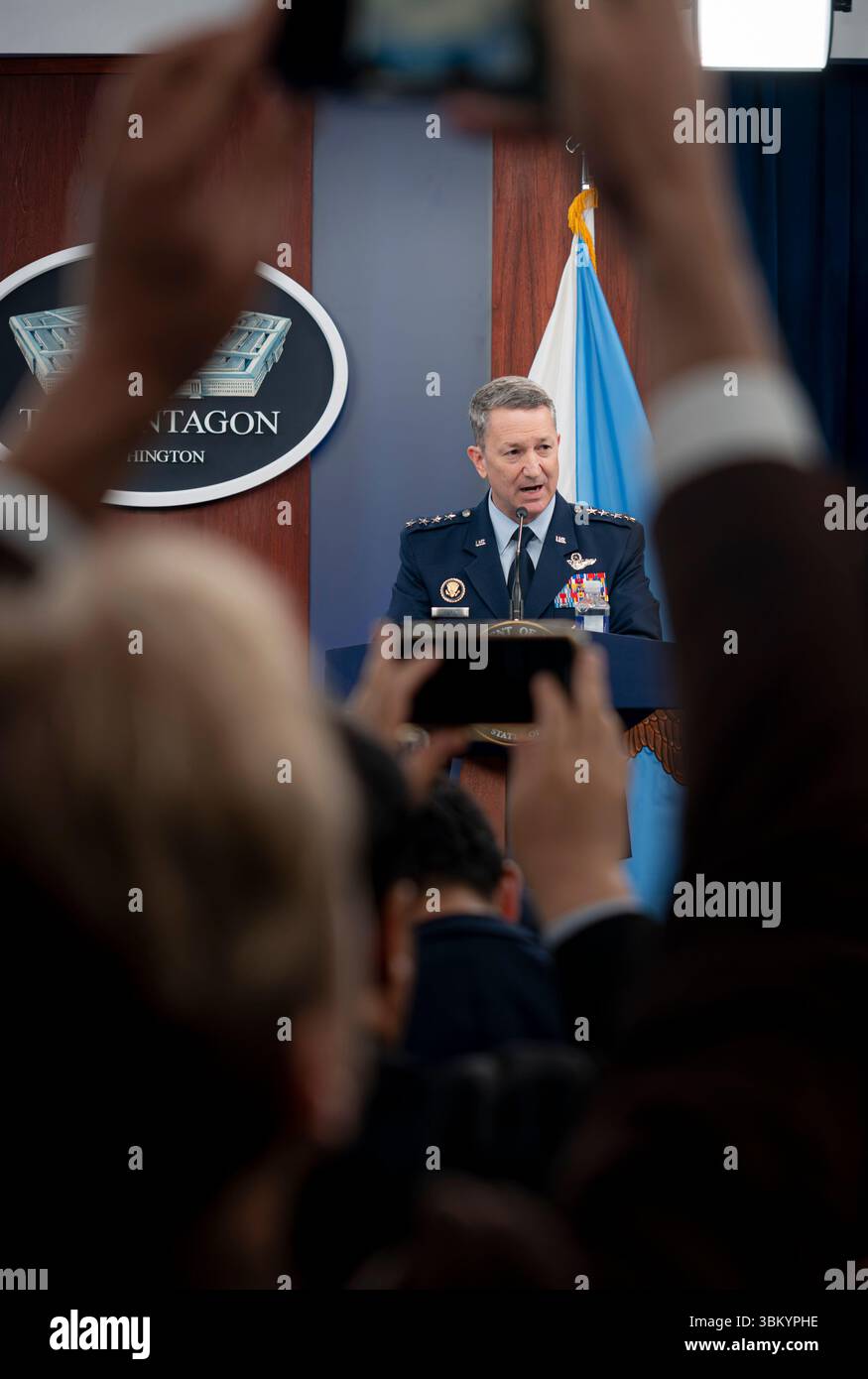 Washington, Stati Uniti d'America. 22 giugno 2025. Washington, Stati Uniti d'America. 22 giugno 2025. Il presidente del Joint Chiefs, generale Dan Caine, risponde a una domanda durante una conferenza stampa sull'operazione Midnight Hammer al Pentagono, 22 giugno 2025 a Washington, il presidente Trump ha autorizzato i bombardieri stealth B-2 della US Air Force a lanciare bombe bunker Buster su tre siti di arricchimento nucleare iraniani. Credito: Benjamin Applebaum/Dipartimento della difesa/Alamy Live News Foto Stock