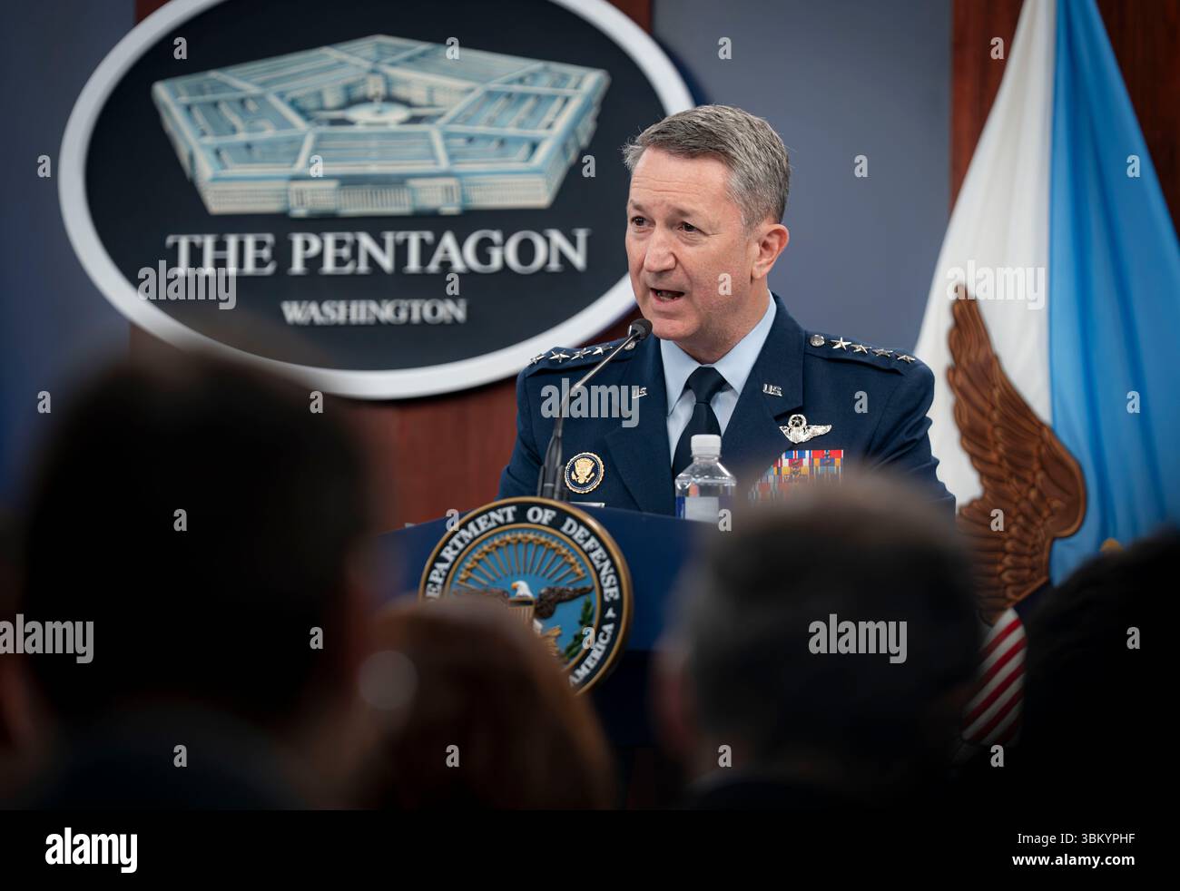 Washington, Stati Uniti d'America. 22 giugno 2025. Washington, Stati Uniti d'America. 22 giugno 2025. Il presidente del Joint Chiefs, generale Dan Caine, risponde a una domanda durante una conferenza stampa sull'operazione Midnight Hammer al Pentagono, 22 giugno 2025 a Washington, il presidente Trump ha autorizzato i bombardieri stealth B-2 della US Air Force a lanciare bombe bunker Buster su tre siti di arricchimento nucleare iraniani. Credito: Benjamin Applebaum/Dipartimento della difesa/Alamy Live News Foto Stock