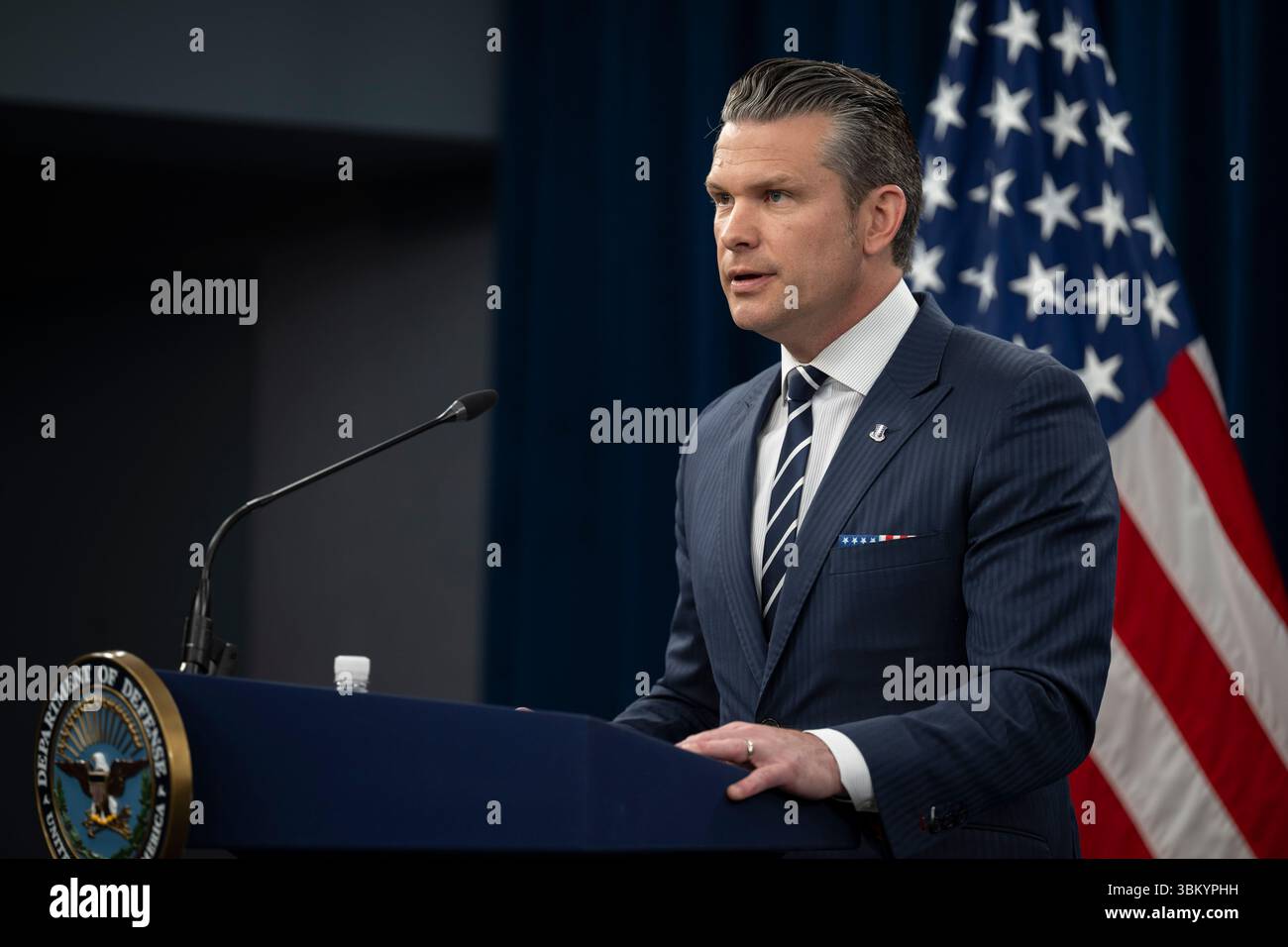 Washington, Stati Uniti d'America. 22 giugno 2025. Washington, Stati Uniti d'America. 22 giugno 2025. Il segretario alla difesa degli Stati Uniti Pete Hegseth, risponde a una domanda dei giornalisti durante una conferenza stampa sull'operazione Midnight Hammer al Pentagono, 22 giugno 2025 a Washington, il presidente Trump ha autorizzato i bombardieri stealth B-2 dell'aeronautica statunitense a lanciare bombe bunker Buster su tre siti di arricchimento nucleare iraniani. Crediti: PO1 Alexander Kubitza/Dipartimento della difesa/Alamy Live News Foto Stock