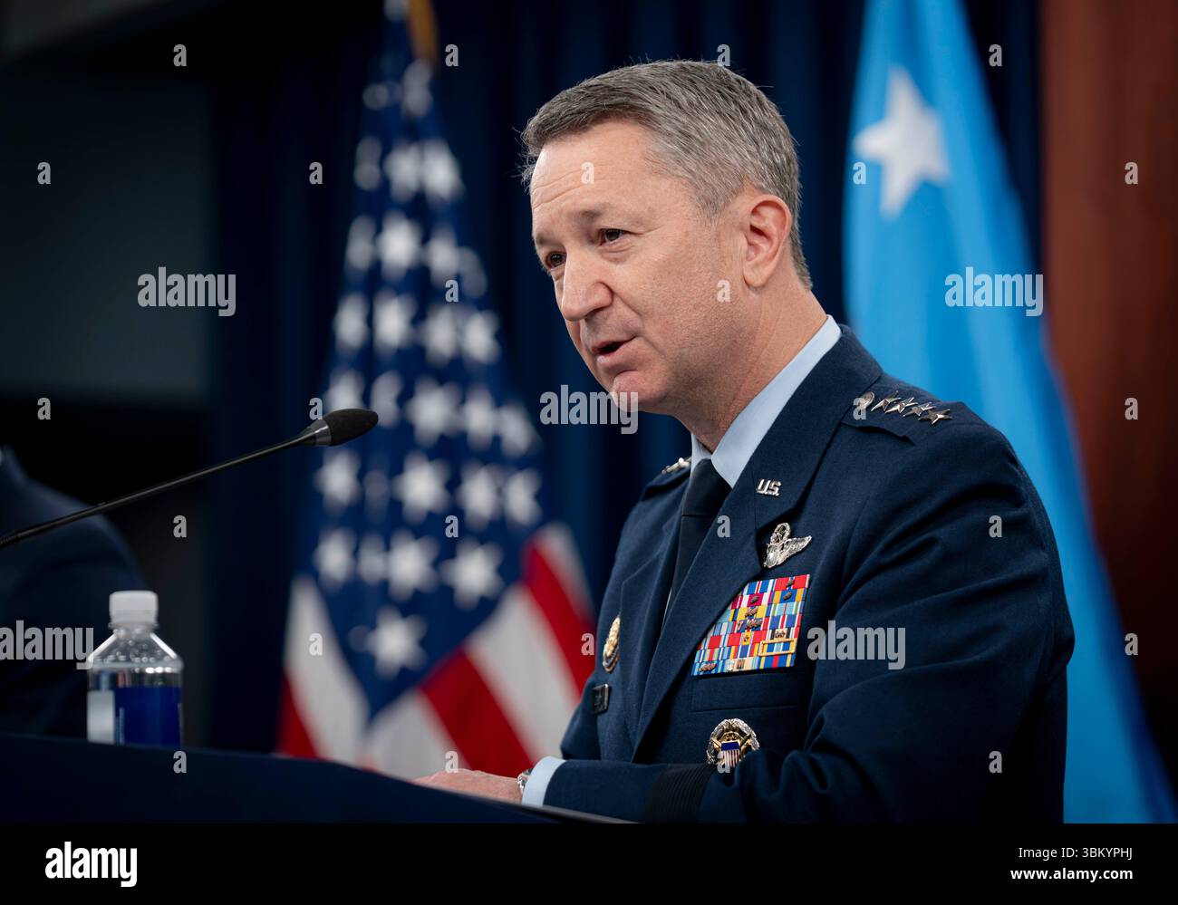 Washington, Stati Uniti d'America. 22 giugno 2025. Washington, Stati Uniti d'America. 22 giugno 2025. Il presidente del Joint Chiefs, generale Dan Caine, risponde a una domanda durante una conferenza stampa sull'operazione Midnight Hammer al Pentagono, 22 giugno 2025 a Washington, il presidente Trump ha autorizzato i bombardieri stealth B-2 della US Air Force a lanciare bombe bunker Buster su tre siti di arricchimento nucleare iraniani. Credito: Benjamin Applebaum/Dipartimento della difesa/Alamy Live News Foto Stock