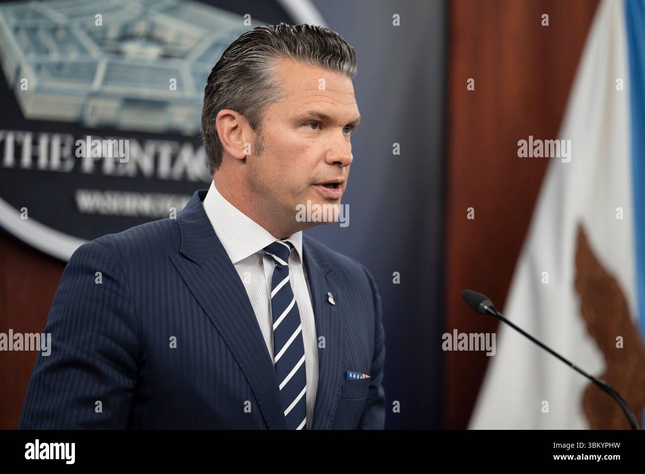 Washington, Stati Uniti d'America. 22 giugno 2025. Washington, Stati Uniti d'America. 22 giugno 2025. Il segretario alla difesa degli Stati Uniti Pete Hegseth, risponde a una domanda dei giornalisti durante una conferenza stampa sull'operazione Midnight Hammer al Pentagono, 22 giugno 2025 a Washington, il presidente Trump ha autorizzato i bombardieri stealth B-2 dell'aeronautica statunitense a lanciare bombe bunker Buster su tre siti di arricchimento nucleare iraniani. Crediti: PO1 Alexander Kubitza/Dipartimento della difesa/Alamy Live News Foto Stock