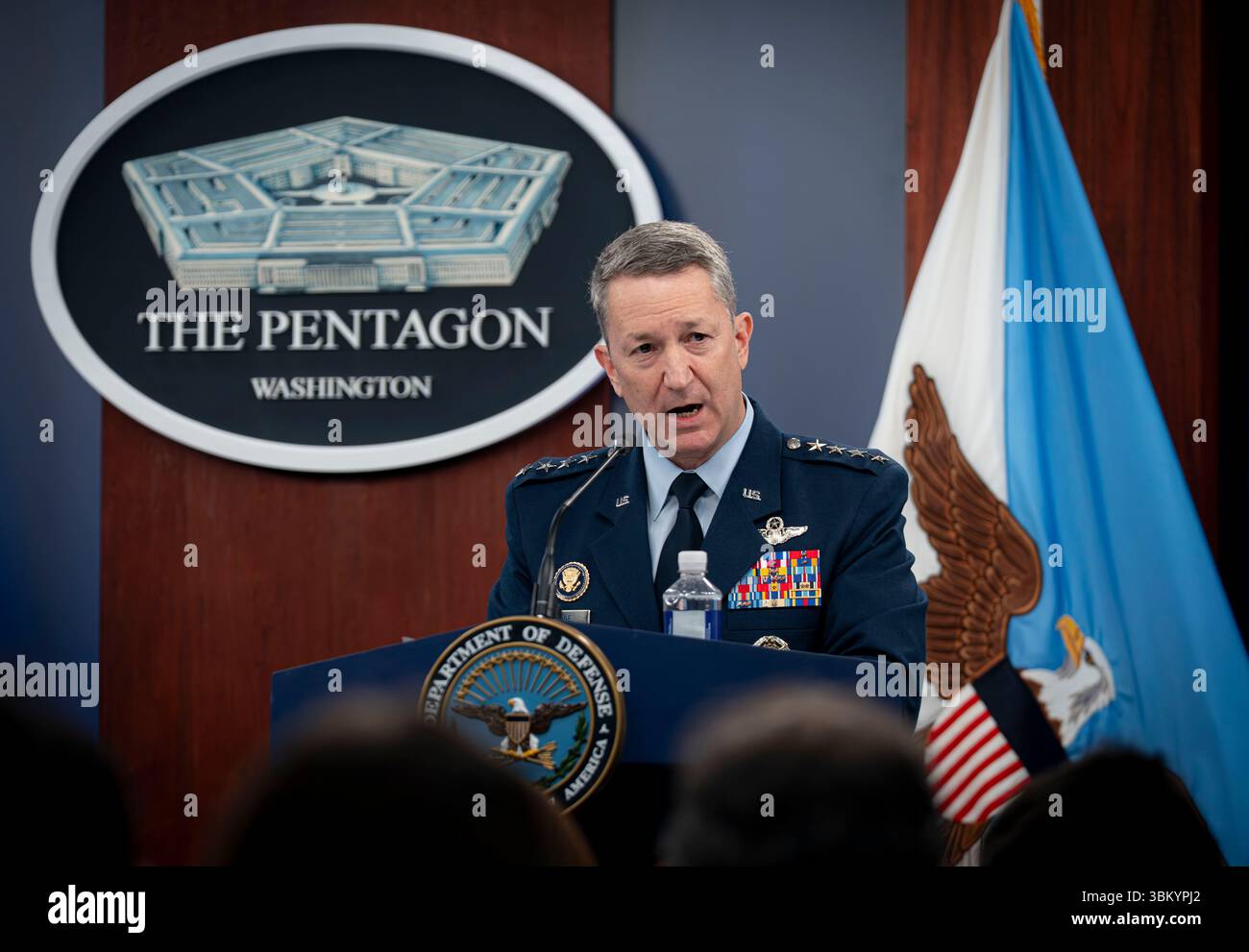 Washington, Stati Uniti d'America. 22 giugno 2025. Washington, Stati Uniti d'America. 22 giugno 2025. Il presidente del Joint Chiefs, generale Dan Caine, risponde a una domanda durante una conferenza stampa sull'operazione Midnight Hammer al Pentagono, 22 giugno 2025 a Washington, il presidente Trump ha autorizzato i bombardieri stealth B-2 della US Air Force a lanciare bombe bunker Buster su tre siti di arricchimento nucleare iraniani. Credito: Benjamin Applebaum/Dipartimento della difesa/Alamy Live News Foto Stock