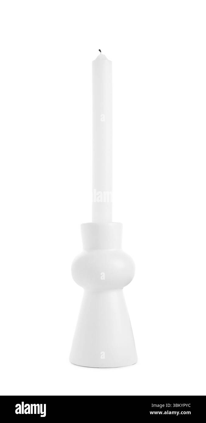 Una candela di paraffina in candelabro isolata su bianco Foto Stock