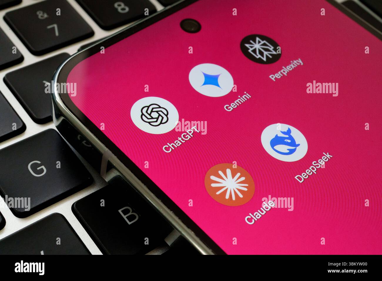 Icone delle app di assistenza ChatGPT, Gemini, Perplexity, Claude e DeepSeek ai visualizzate sullo smartphone tramite la tastiera del computer portatile. Stafford, Regno Unito, giugno Foto Stock